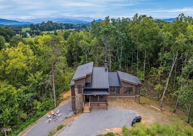 Photo 3 of Single family home for sale at 2118 Megan Ridge Dr, Sevierville, TN 37862 | MLS# 3304843 | Listing updated on 2026-09-11