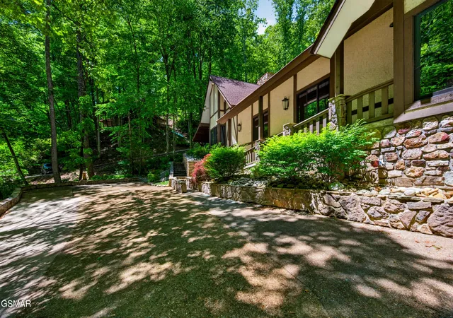 Photo 3 of Single family home for sale at 1116 Ski Mountain Rd, Gatlinburg, TN 37738 | MLS# 3510526 | Listing updated on 2026-09-11
