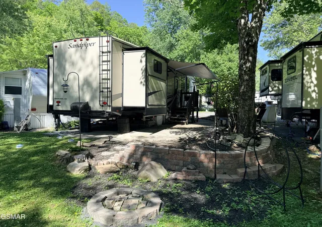 Photo 3 of Sale Pending at 4229 E Pkwy, Gatlinburg, TN 37738 | MLS# 3513039 | Listing updated on 2026-09-27