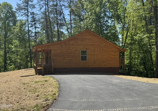 Photo 3 of Single family home for sale at 4002 Wears Cvs Rd, Sevierville, TN 37862 | MLS# 3278363 | Listing updated on 2026-10-02