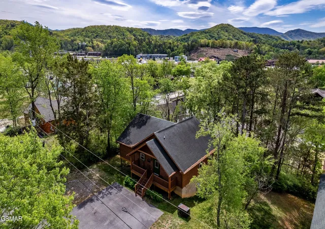 Photo 4 of Sale Pending at 3922 Valley View Dr, Pigeon Forge, TN 37863 | MLS# 3548246 | Listing updated on 2026-09-14