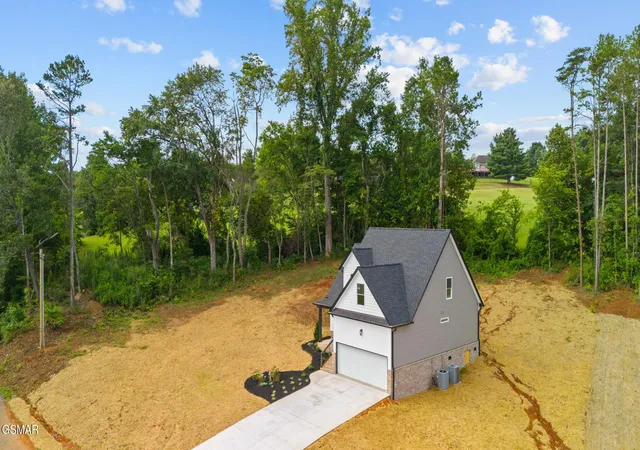 Photo 2 of Single family home for sale at 340 Battlefield Dr, Dandridge, TN 37725 | MLS# 3269810 | Listing updated on 2026-09-11