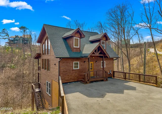 Photo 3 of Single family home for sale at 932 Chestnut Dr, Gatlinburg, TN 37738 | MLS# 3299396 | Listing updated on 2026-09-11