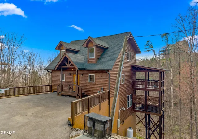 Photo 3 of Single family home for sale at 932 Chestnut Dr, Gatlinburg, TN 37738 | MLS# 3299396 | Listing updated on 2026-09-11