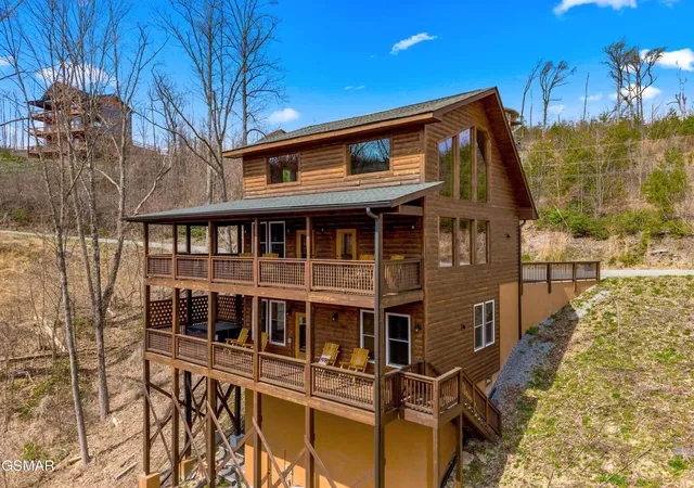 Photo 4 of Single family home for sale at 932 Chestnut Dr, Gatlinburg, TN 37738 | MLS# 3299396 | Listing updated on 2026-09-11