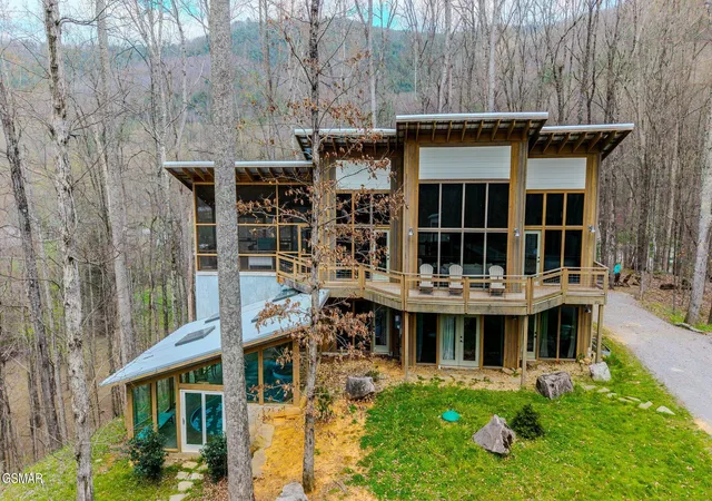Photo 1 of Single family home for sale at 3721 Clabo Mountain Ln, Sevierville, TN 37862 | MLS# 3304511 | Listing updated on 2026-09-11