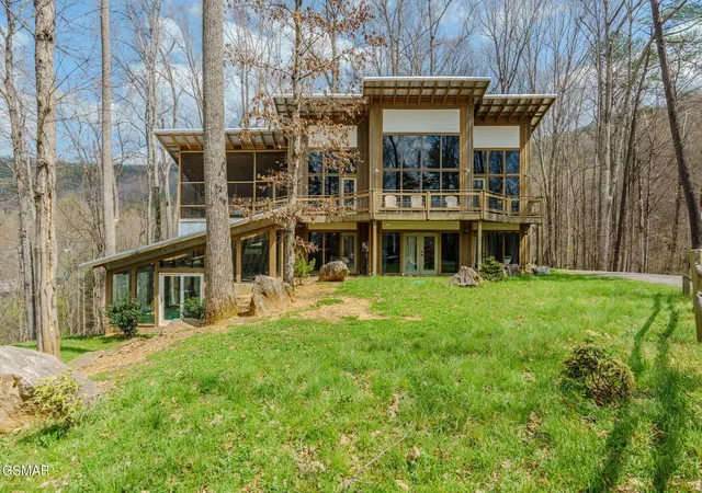Photo 2 of Single family home for sale at 3721 Clabo Mountain Ln, Sevierville, TN 37862 | MLS# 3304511 | Listing updated on 2026-09-11
