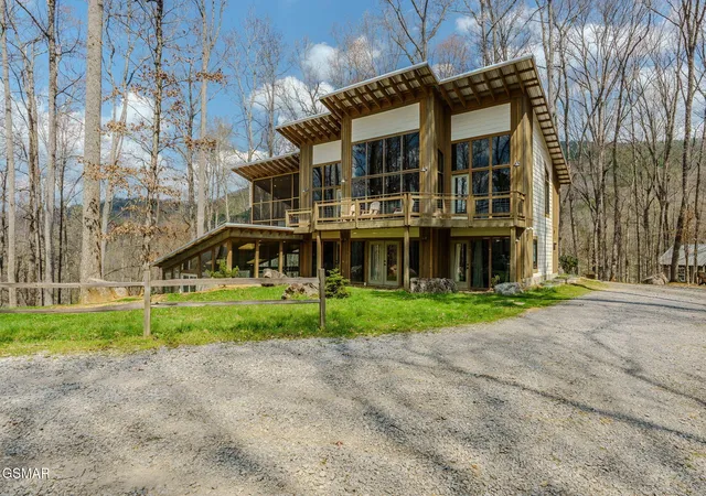 Photo 3 of Single family home for sale at 3721 Clabo Mountain Ln, Sevierville, TN 37862 | MLS# 3304511 | Listing updated on 2026-09-11