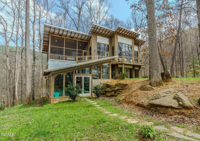 Photo 3 of Single family home for sale at 3721 Clabo Mountain Ln, Sevierville, TN 37862 | MLS# 3304511 | Listing updated on 2026-09-11