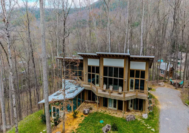 Photo 4 of Single family home for sale at 3721 Clabo Mountain Ln, Sevierville, TN 37862 | MLS# 3304511 | Listing updated on 2026-09-11