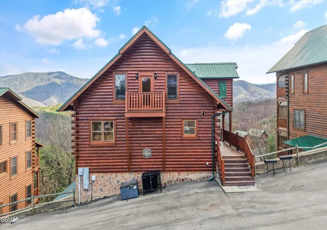 Photo 3 of Single family home for sale at 3032 Hickory Lodge Dr, Sevierville, TN 37862 | MLS# 3270225 | Listing updated on 2026-09-11