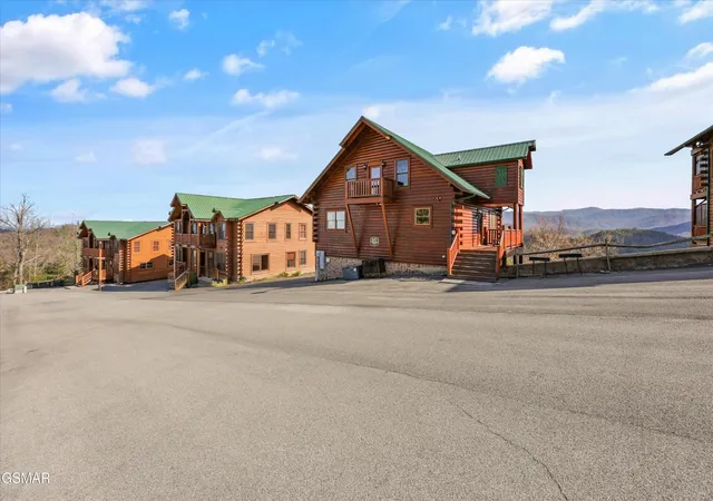 Photo 3 of Single family home for sale at 3032 Hickory Lodge Dr, Sevierville, TN 37862 | MLS# 3270225 | Listing updated on 2026-09-11