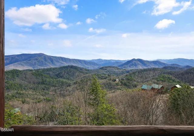 Photo 4 of Single family home for sale at 3032 Hickory Lodge Dr, Sevierville, TN 37862 | MLS# 3270225 | Listing updated on 2026-09-11