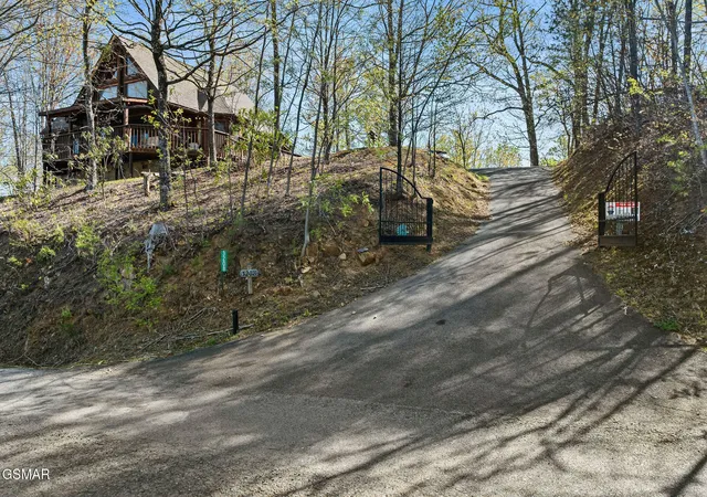 Photo 2 of Single family home for sale at 3208 Emerald Springs Loop, Sevierville, TN 37862 | MLS# 3264180 | Listing updated on 2026-09-11