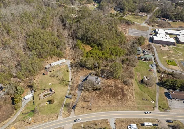 Photo 4 of Sale Pending at 3045 Birds Crk Rd, Sevierville, TN 37876 | MLS# 3298355 | Listing updated on 2026-09-11