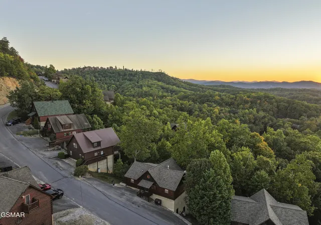 Listing Photo 5 - Condo for sale in building located at 1550 Bears Den Wy, Sevierville, TN 37876