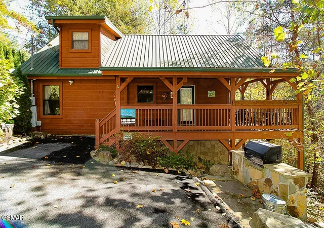 Photo 1 of Single family home for sale at 2015 Bird Ridge Rd, Sevierville, TN 37876 | MLS# 3263983 | Listing updated on 2026-10-01