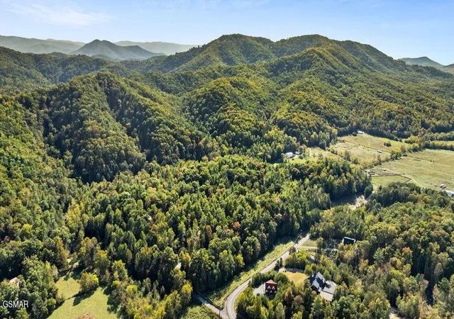 Photo 3 of Sale Pending at 3 Holly Ln, Sevierville, TN 37862 | MLS# 3548006 | Listing updated on 2026-09-14