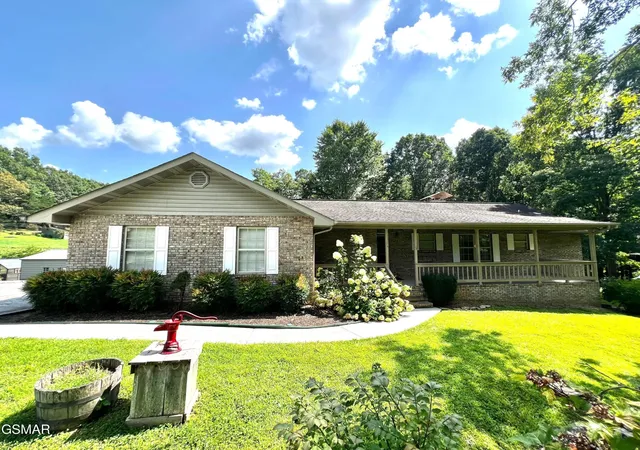 Photo 2 of Single family home for sale at 3661 Boxwood Ln, Sevierville, TN 37862 | MLS# 3548447 | Listing updated on 2026-09-14