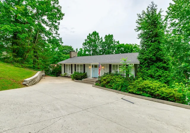 Photo 3 of Single family home for sale at 1043 Clift Cave Dr, Soddy Daisy, TN 37379 | MLS# 3239612 | Listing updated on 2026-10-09