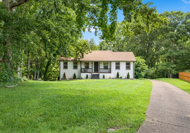 Photo 1 of Single family home for sale at 102 Walton Ct, Hendersonville, TN 37075 | MLS# 3242581 | Listing updated on 2026-09-12