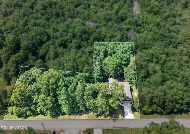 Photo 2 of Single family home for sale at 657 Lakeview Dr, Crossville, TN 38558 | MLS# 3239660 | Listing updated on 2026-09-12