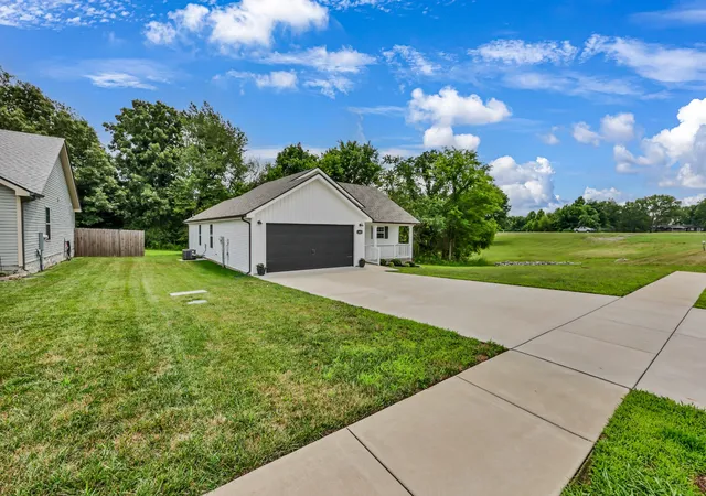 Photo 1 of Single family home for sale at 1405 Fredrick Dr, Clarksville, TN 37042 | MLS# 3306688 | Listing updated on 2026-09-19