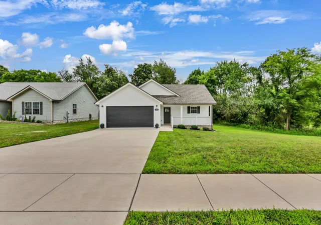 Photo 2 of Single family home for sale at 1405 Fredrick Dr, Clarksville, TN 37042 | MLS# 3306688 | Listing updated on 2026-09-19