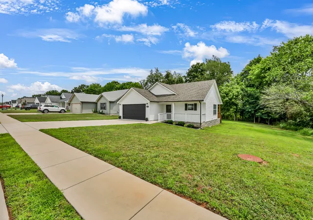 Photo 4 of Single family home for sale at 1405 Fredrick Dr, Clarksville, TN 37042 | MLS# 3306688 | Listing updated on 2026-09-19