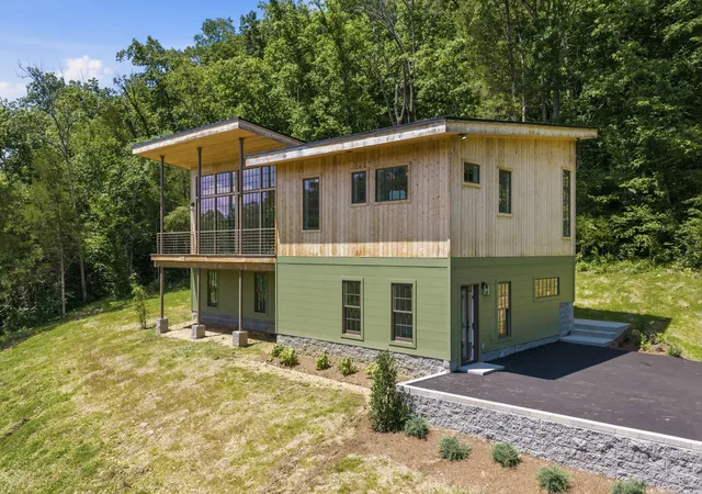 Single family home for sale at 1075 Dog Crk Rd, Kingston Springs, TN 37082 | MLS# 3243480 | Listing updated on 2026-09-14