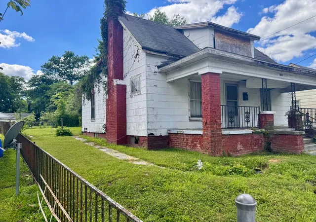 Photo 2 of Single family home for sale at 109 S Elm St, Hopkinsville, KY 42240 | MLS# 3243483 | Listing updated on 2026-09-10