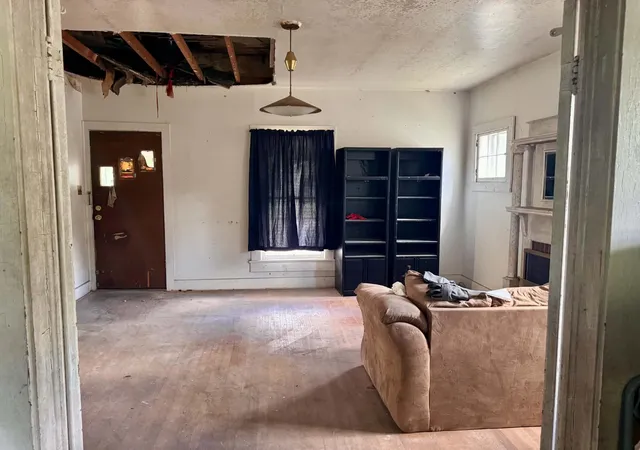 Photo 3 of Single family home for sale at 109 S Elm St, Hopkinsville, KY 42240 | MLS# 3243483 | Listing updated on 2026-09-10