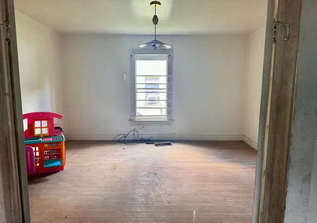 Photo 3 of Single family home for sale at 109 S Elm St, Hopkinsville, KY 42240 | MLS# 3243483 | Listing updated on 2026-09-10