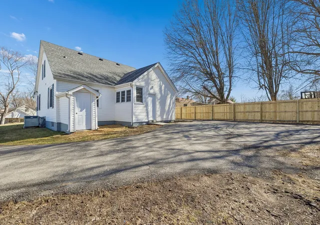 Photo 2 of Single family home for sale at 114 Oak St, Mc Minnville, TN 37110 | MLS# 3247857 | Listing updated on 2026-10-01