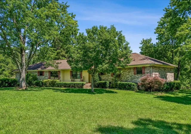 Photo 1 of Single family home for sale at 305 Tanglewood Dr, Mount Juliet, TN 37122 | MLS# 3247746 | Listing updated on 2026-10-12