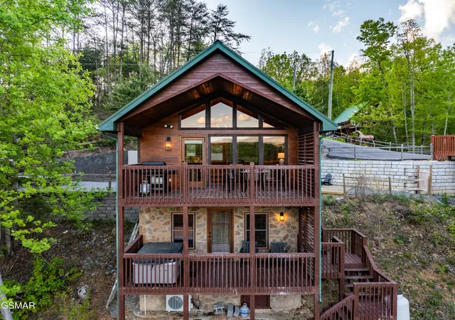 Photo 3 of Single family home for sale at 2633 Raccoon Holw Way, Sevierville, TN 37862 | MLS# 3305350 | Listing updated on 2026-09-11