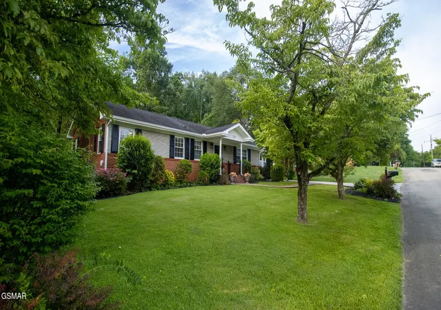 Photo 2 of Single family home for sale at 321 Creekmoor Dr, Jefferson City, TN 37760 | MLS# 3282569 | Listing updated on 2026-09-11