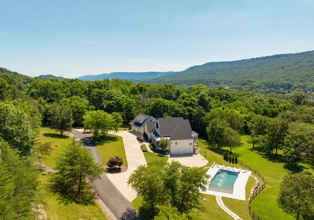 Photo 1 of Mansion for sale at 527 Reads Lake Rd, Chattanooga, TN 37415 | MLS# 3247630 | Listing updated on 2026-09-11