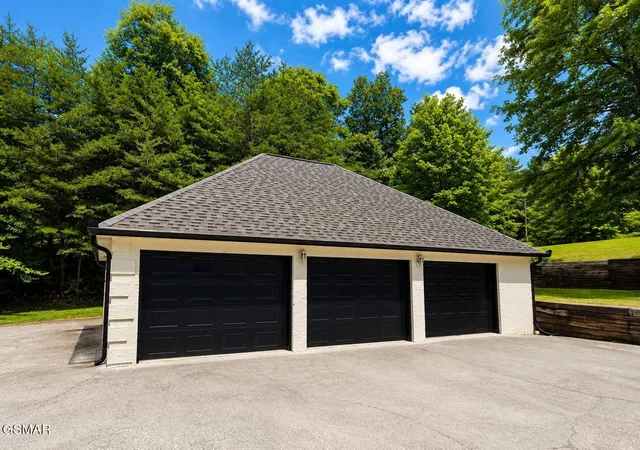 Photo 3 of Single family home for sale at 2247 Battle Hl Rd, Pigeon Forge, TN 37863 | MLS# 3591637 | Listing updated on 2026-09-19