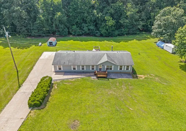 Photo 3 of Manufactured home for sale at 4736 Mickle Ln, Clarksville, TN 37043 | MLS# 3248764 | Listing updated on 2026-09-11