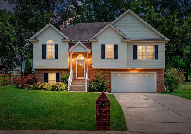 Photo 1 of Single family home for sale at 207 S Aztec Dr, White House, TN 37188 | MLS# 3250676 | Listing updated on 2026-09-11