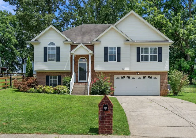 Photo 2 of Single family home for sale at 207 S Aztec Dr, White House, TN 37188 | MLS# 3250676 | Listing updated on 2026-09-11