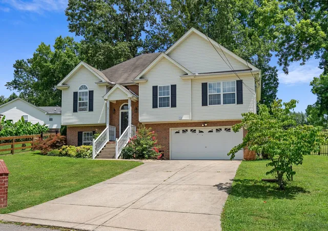 Photo 3 of Single family home for sale at 207 S Aztec Dr, White House, TN 37188 | MLS# 3250676 | Listing updated on 2026-09-11