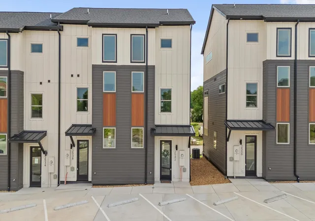 Photo 3 of Townhouse for sale at 2550 East 18th St, Chattanooga, TN 37404 | MLS# 3251350 | Listing updated on 2026-09-11
