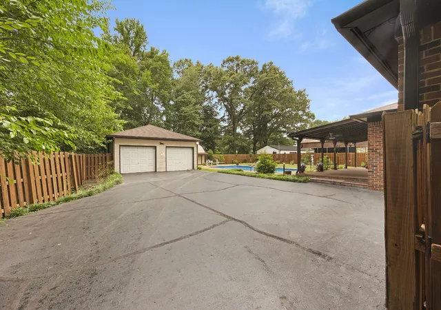 Photo 3 of Single family home for sale at 14 Hummingbird Cv, Jackson, TN 38305 | MLS# 3251599 | Listing updated on 2026-09-11