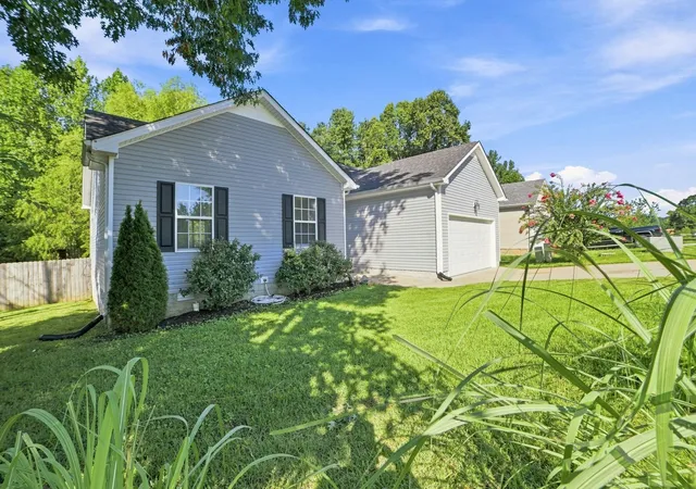 Photo 1 of Single family home for sale at 1672 Parkside Dr, Clarksville, TN 37042 | MLS# 3335763 | Listing updated on 2026-10-06