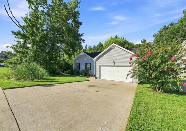 Photo 2 of Single family home for sale at 1672 Parkside Dr, Clarksville, TN 37042 | MLS# 3335763 | Listing updated on 2026-10-06
