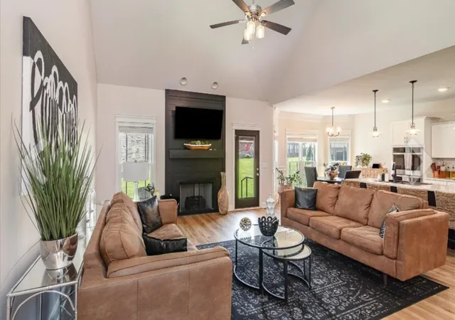 Photo 3 of Single family home for sale at 513 Summit View Cir, Clarksville, TN 37043 | MLS# 3253493 | Listing updated on 2026-09-19