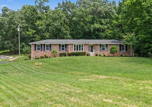 Photo 2 of Single family home for sale at 804 Rodney Dr, Nashville, TN 37205 | MLS# 3260522 | Listing updated on 2026-09-14