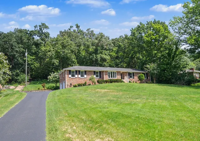 Photo 3 of Single family home for sale at 804 Rodney Dr, Nashville, TN 37205 | MLS# 3260522 | Listing updated on 2026-09-14